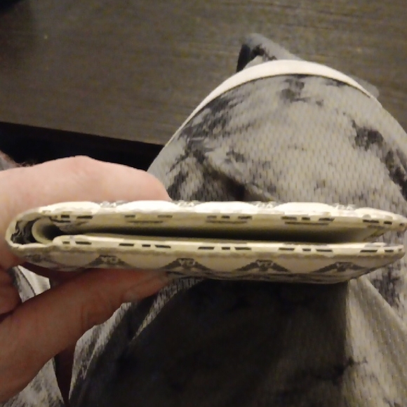 Emporio Armani Vintage Cream Patterned Unisex Wallet (EUC) - Picture 10 of 13